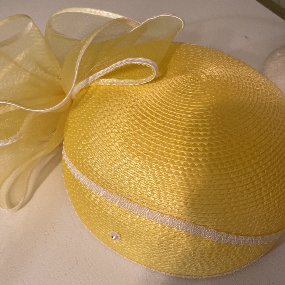 Really Cute Yellow & White Church Dress Easter Hat - Picture 7 of 8